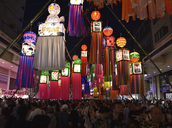 豪華絢爛な七夕飾りが街中を彩り、毎年100万人を超える人出で賑わう